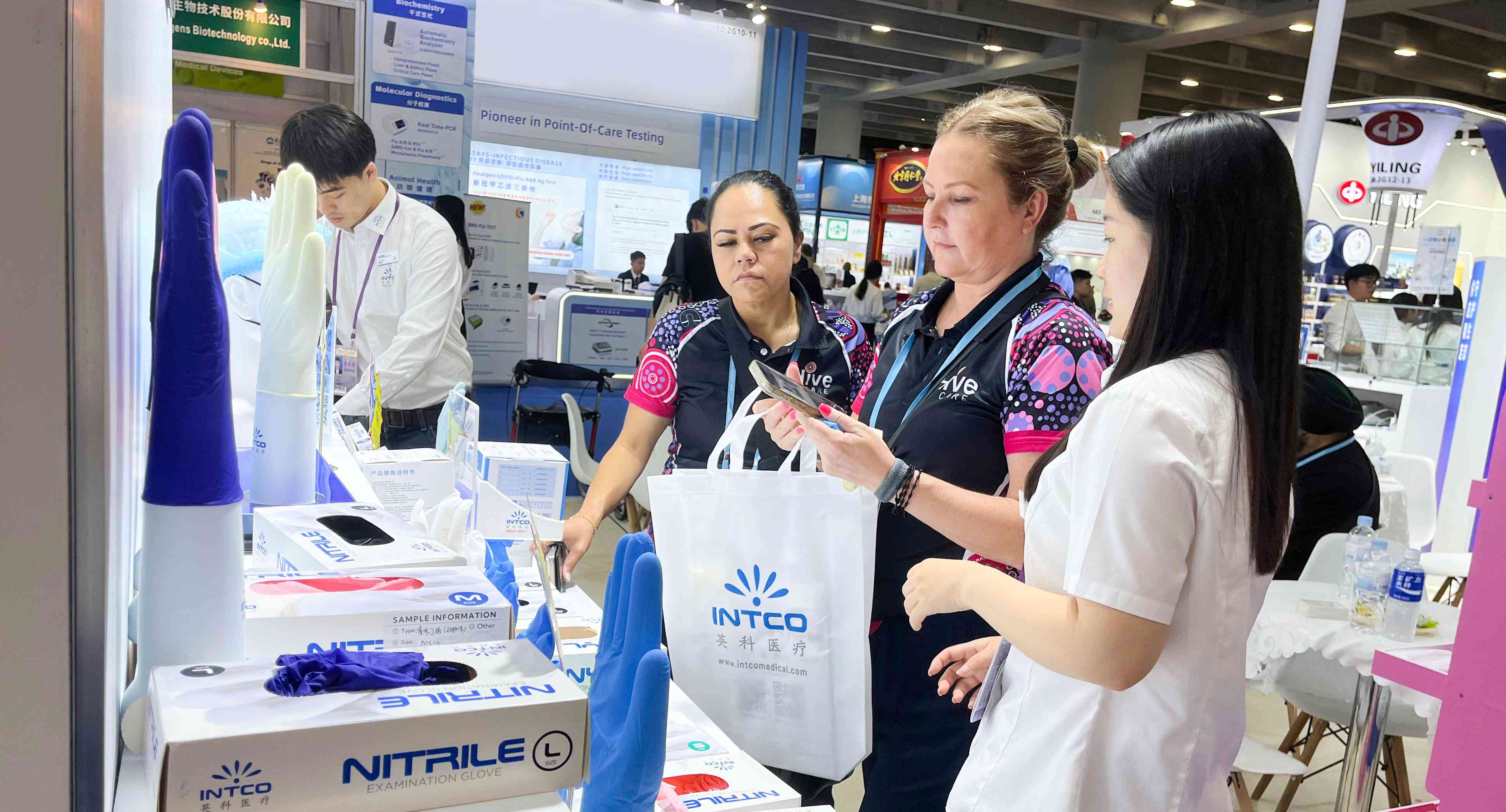 yp街机医疗集中展示了一次性手套、轮椅、冷热敷、卫生棉条等明星产品